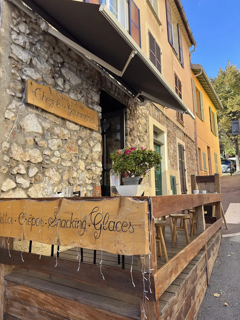 Intérieur chaleureux de la crêperie Chez les Gourmands